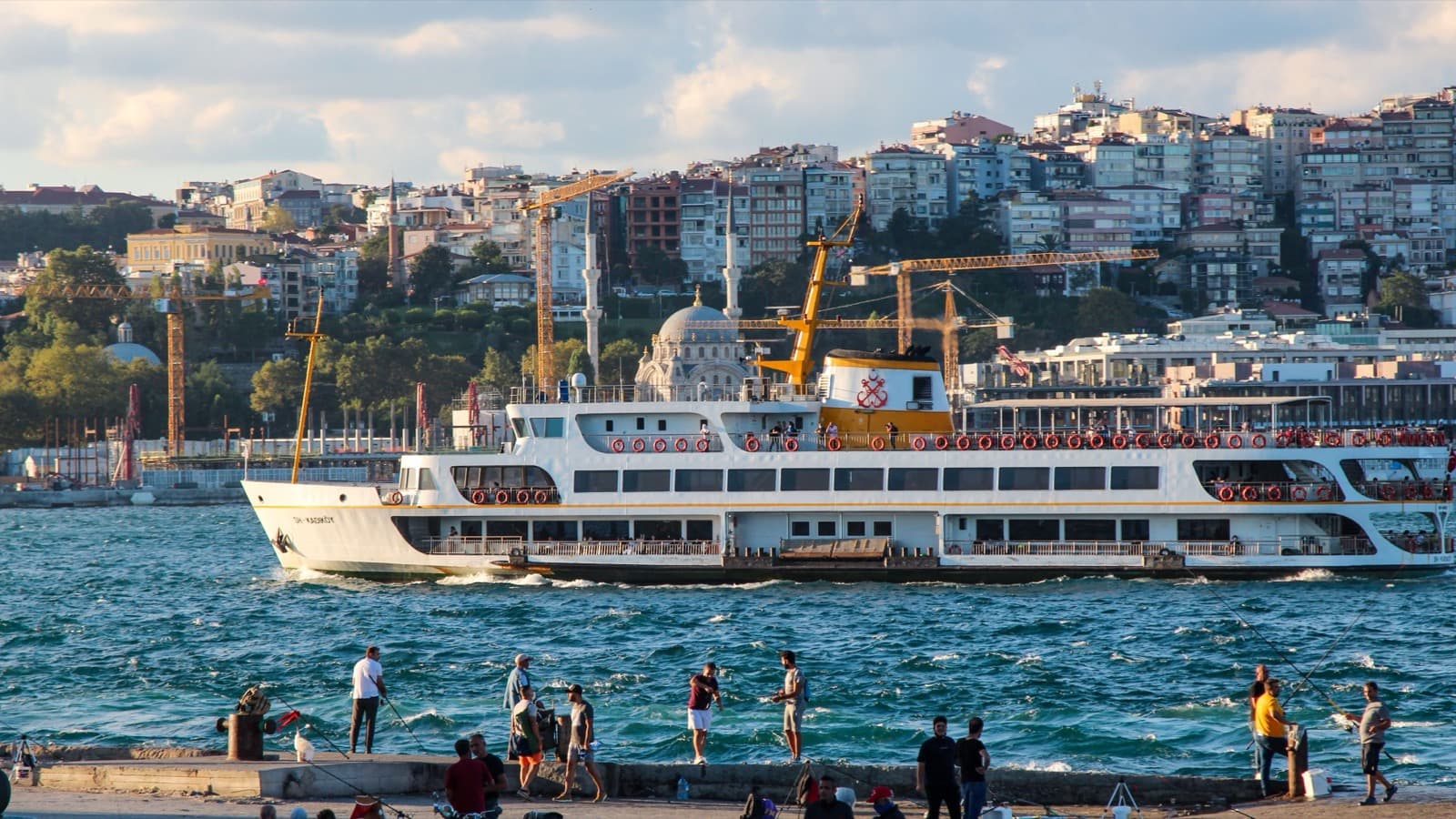 Vue d'Istanbul depuis le Bosphore, minarets et coupoles de la vieille ville au couchant