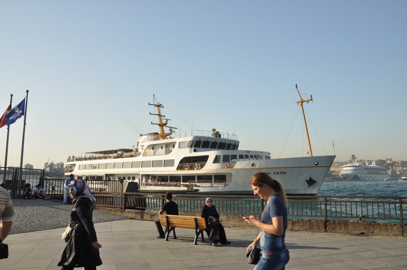Vapur à l'embarcadère d'Eminönü sur le Bosphore, mosquées de la vieille ville en arrière-plan